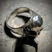Load image into Gallery viewer, Roller Skull Ring